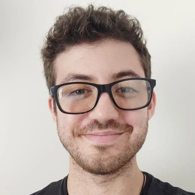 Retrato de Allan Souza, psicólogo, sorrindo